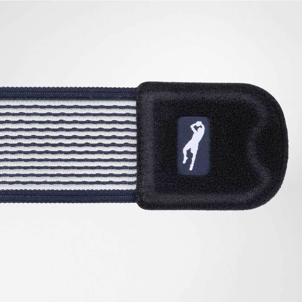 Enkelverband Dirk Nowitzki Detail Taping Belt Gedetailleerde weergave van de blauwe tapinggordel die behoort tot de Dirk Nowzki -editie van het enkelband met een focus op het sluitelement