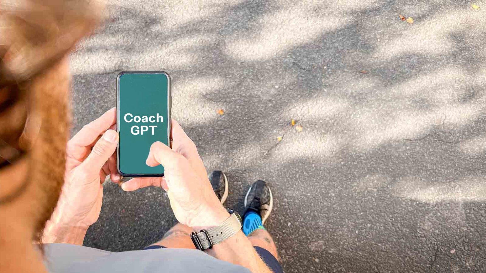 Hardlooptraining met Coach GPT – Digitale Ondersteuning door AI voor je Training. Een loper houdt een smartphone vast met daarop "Coach GPT" weergegeven. De scène toont het gebruik van AI-technologie ter ondersteuning van hardlooptraining.