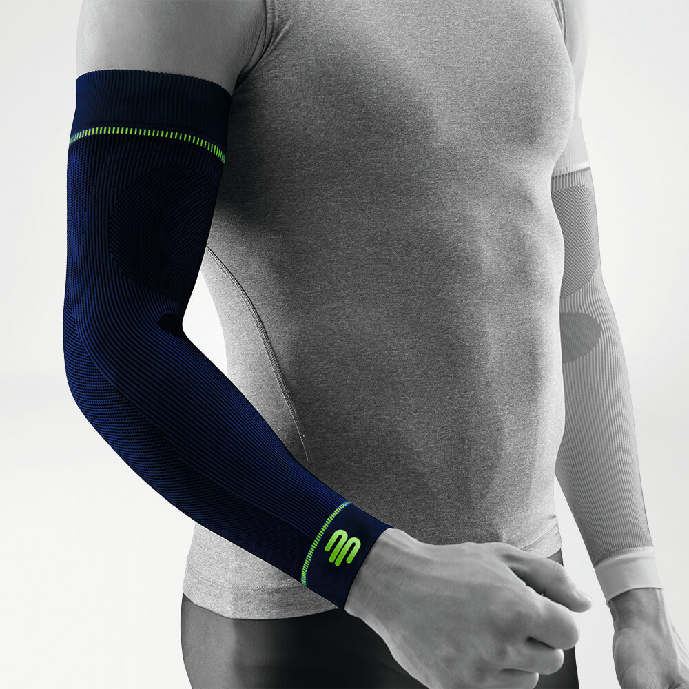 ARM SLEEEVE BLAUWE VOORUITZICHT Volledig uitzicht op de donkerblauwe compressiemouwen voor de arm op de gestileerde grijze body