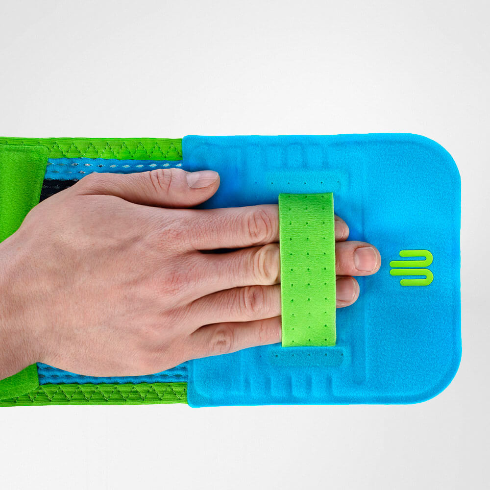 Back Bandage Rivera attractie Gedetailleerd beeld van het achterband met één hand door de handlus om het product te sluiten