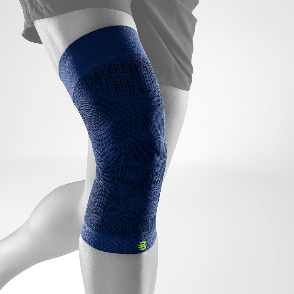 Knie mouw blauw vooraanzicht raar Volledig uitzicht op de donkerblauwe knie mouwen op een gestileerd grijs been