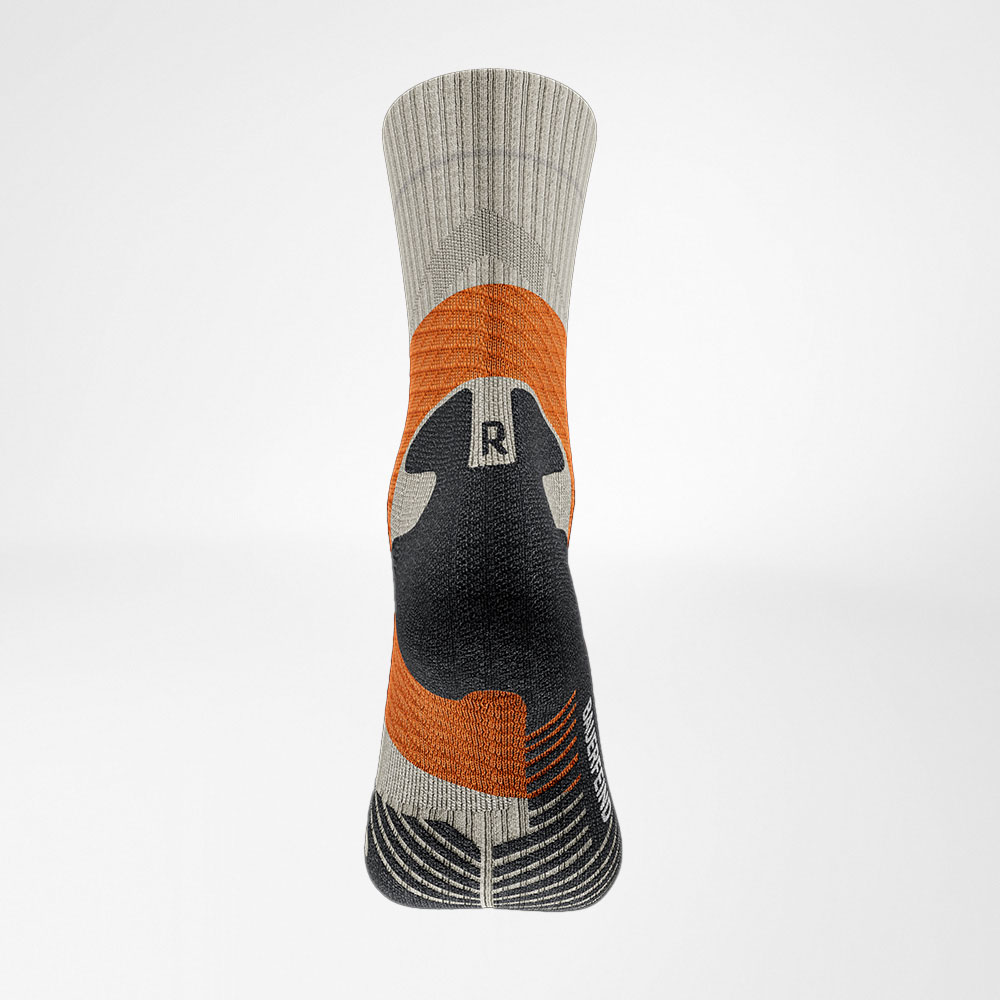 Gemiddeld lengte Trail Runrun Running Socks Gray-Orange Achteraanzicht Achteraanzicht van de grijze -orange medium -long trail run -loop sokken