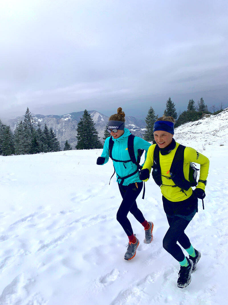 Hahner Twins rennen met rugzakken door een winterlandschap