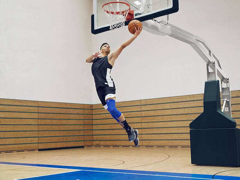 CORBLEGER van basketbalspelers met Blue Compression Knee Support NBA