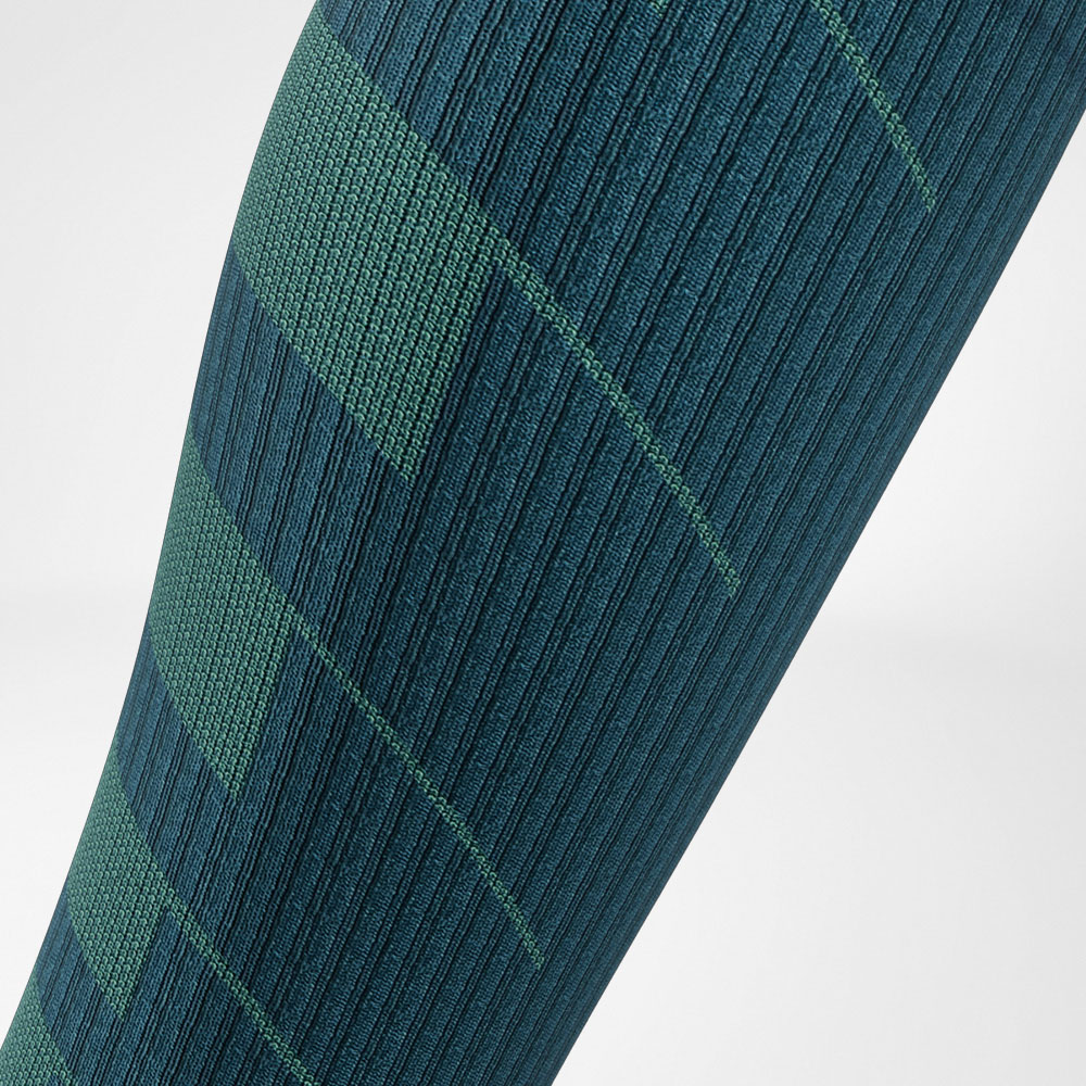 Trailrun Running Socks Blue-Green Detail Compression Zones Gedetailleerd beeld van het kalfsgebied van de blauw -green trail run - loop sokken