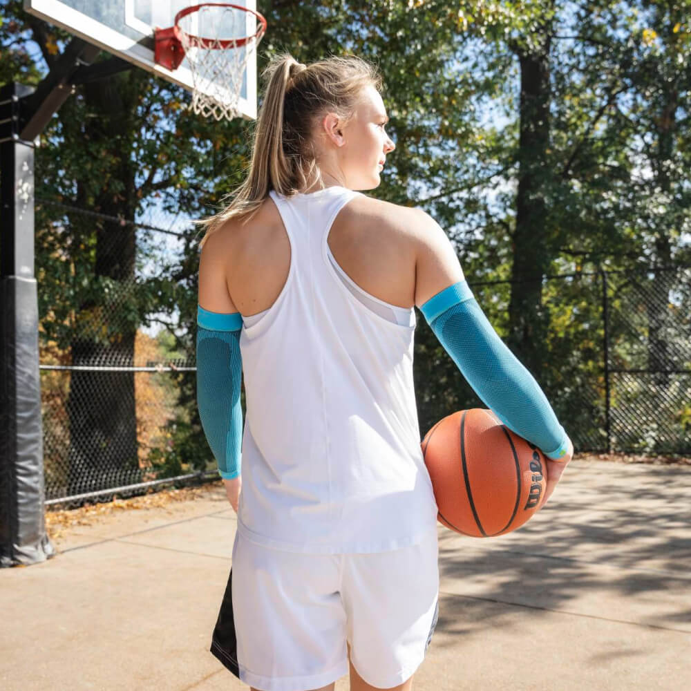 Basketbalspeler Dirk Nowitzki met compressiehuls voor de arm