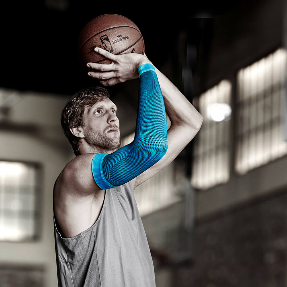 Basketbalspeler Dirk Nowitzki met compressiehuls voor de arm