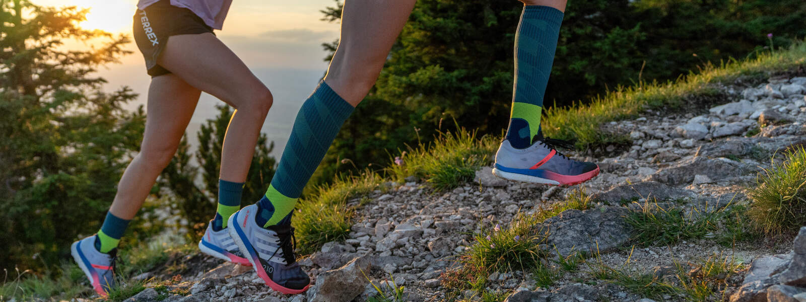 Trail runsokken Lopers rennen een berg op en dragen trail run sokken