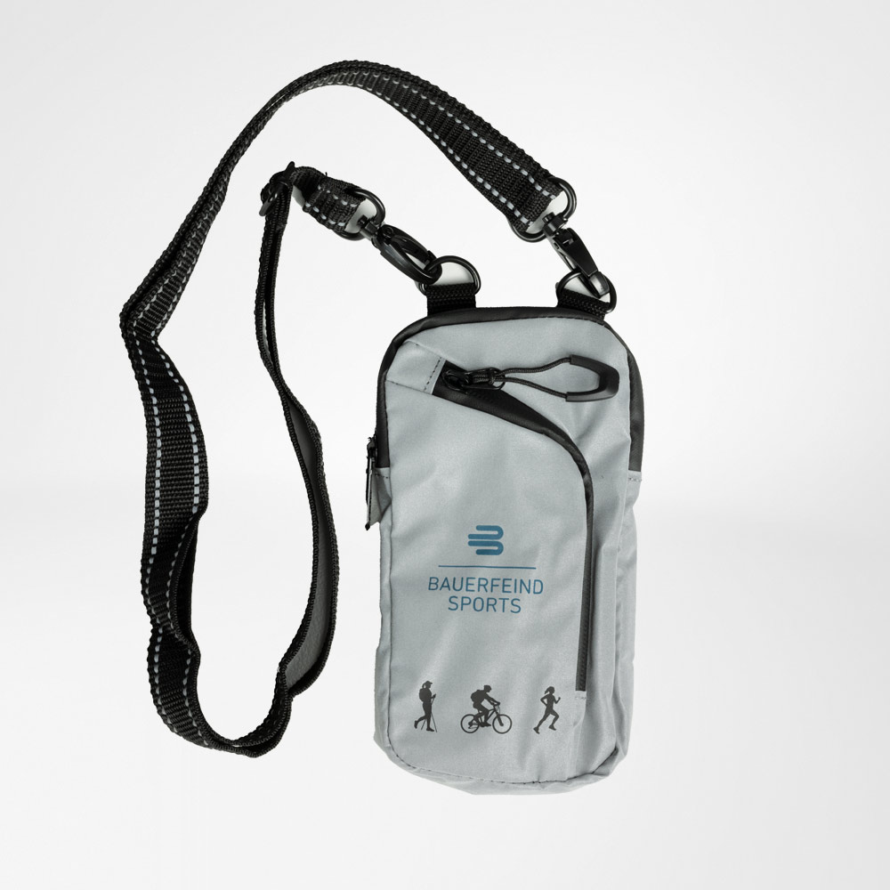 Bauerfeind Sports Reflecterende Schoudertas in Grijs met Verstelbare Riem – Perfect voor Buitenactiviteiten Reflecterende schoudertas van Bauerfeind Sports in grijze kleur met verstelbare riem. De tas heeft meerdere ritsen en iconen voor wandelen, fietsen en hardlopen. Ideaal voor buitenactiviteiten en biedt veiligheid door de reflecterende elementen.