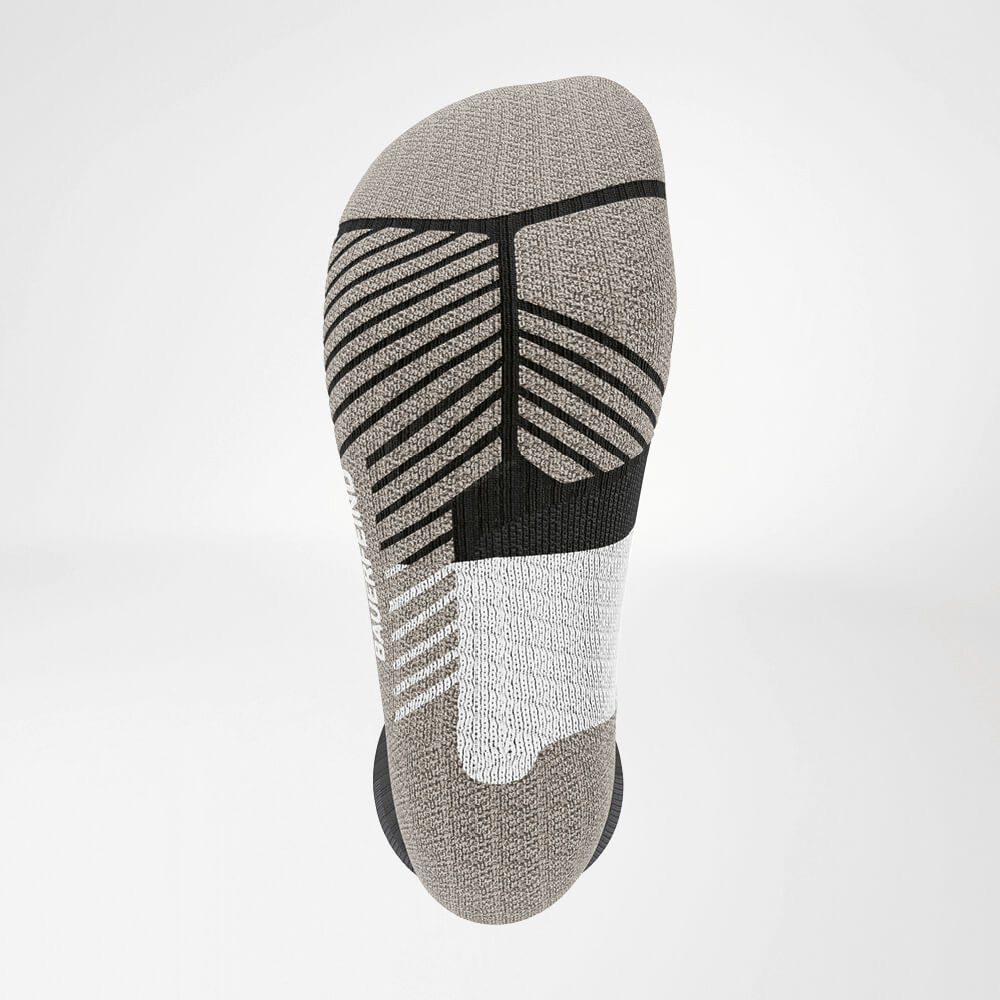 Bekijk van onderstaande - Gedetailleerd beeld van de reliëf pekel van de Trail Run - Running Socks Gedetailleerd uitzicht op het Achilles 'gebied van de grijs zwart-wit