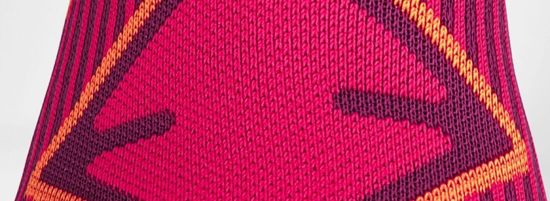 Skisok roze detail Gedetailleerd uitzicht op de instep comfortzone van roze sportsok voor ski