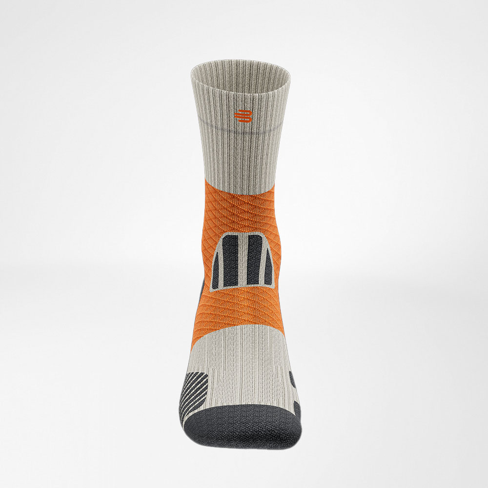 Central Trail Runrun Running Socks Gray-Orange vooraanzicht Vooruitzicht van de voorkant van de grijze -of -range middelgrote Trail Run -Running Socks