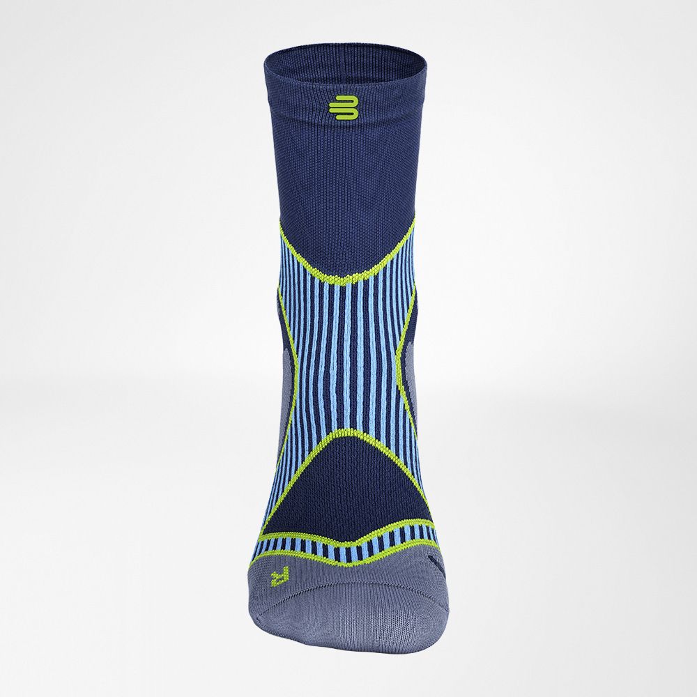 Voorkant Volledig uitzicht op de blauwe medium -lengte lopende sokken
