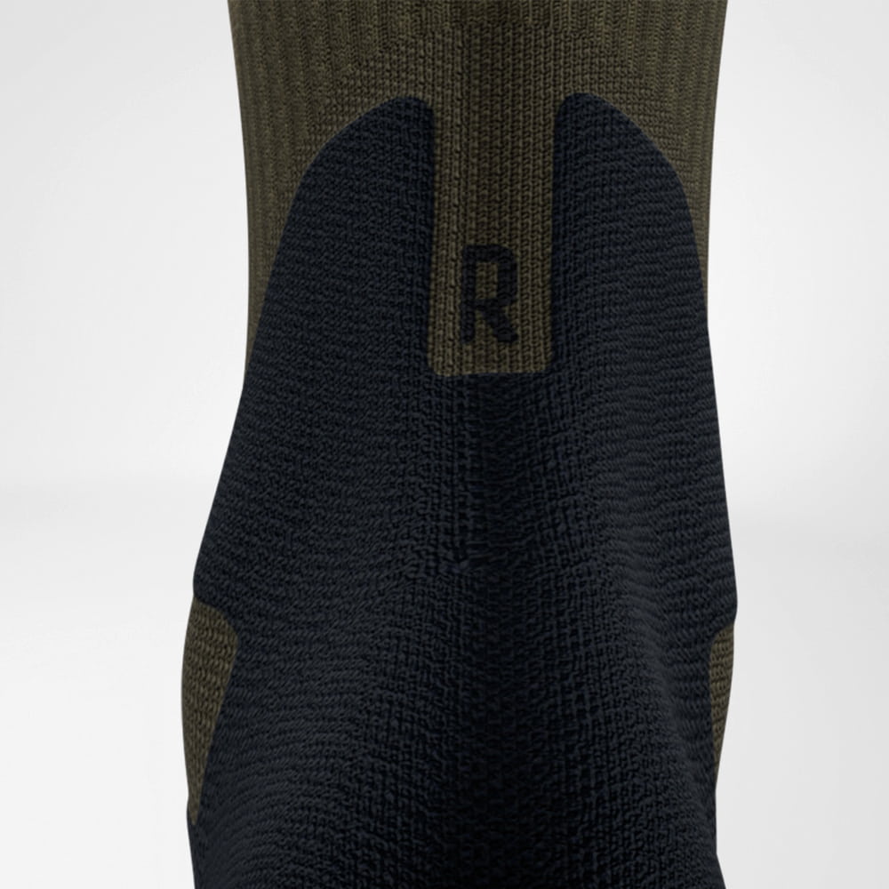 Gedetailleerd beeld van het Achilles -huwelijksgebied van de Merino Wanding Socks in Dark Green