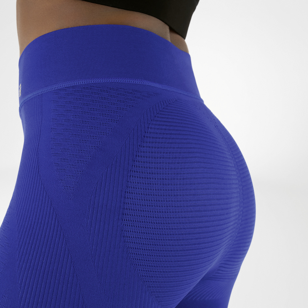 Taille uitsnede van een foto van een vrouw die een marineblauwe hoge taille compressiebroek draagt