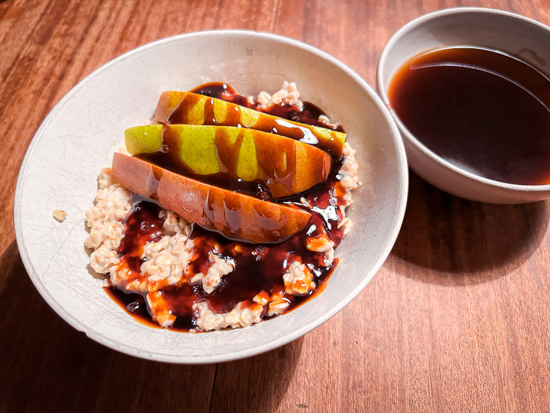 Havermout met peren en stroop als energiebron voor carbo-loading voor een halve marathon. Een ontbijt van havermout met peren en stroop, ideaal voor langdurige energie voor een halve marathon.