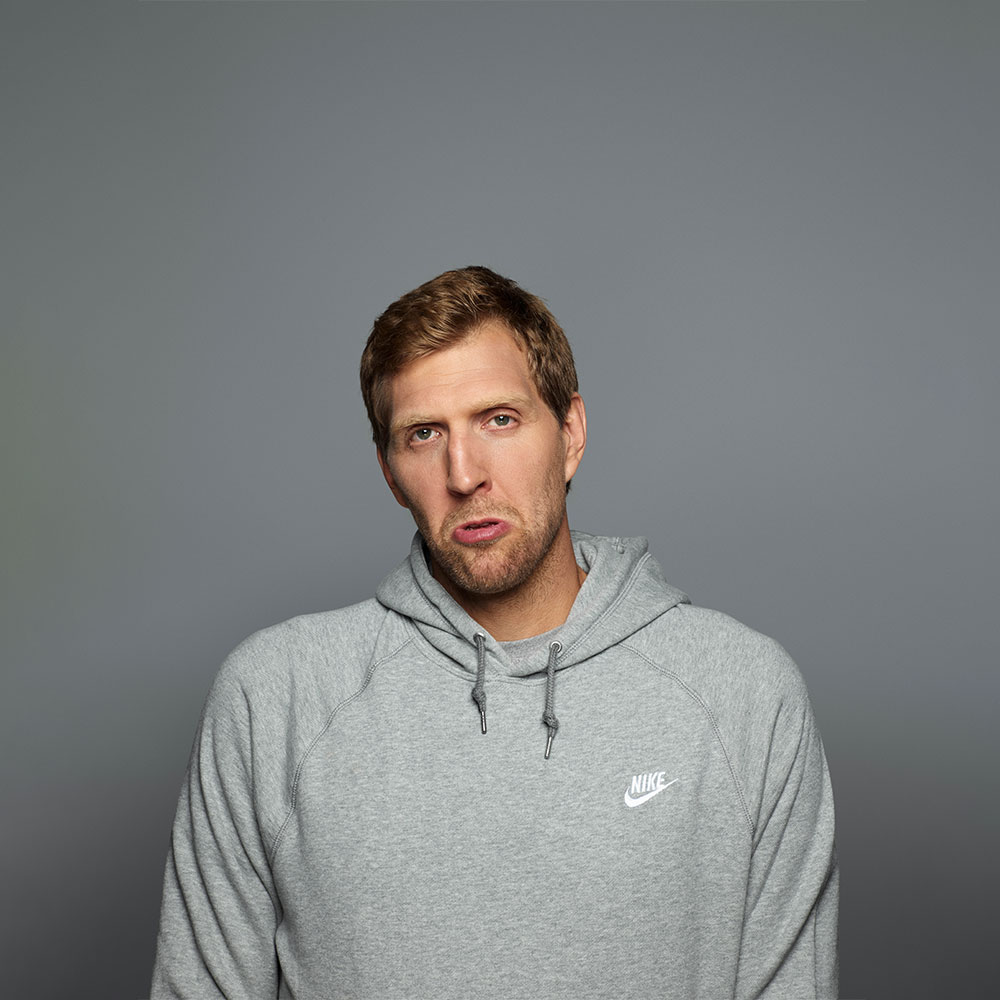 Dirk Nowitzki is voor (bijna) plezier hebben :) Dirk Nowitzki in de grijze hoodie tegen een grijze achtergrond maakt een grimas