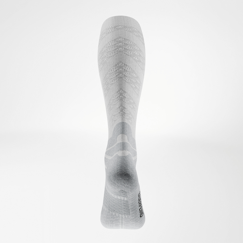 Achteraanzicht van de witte Run Performance Socks Long met opvallende kuitstructuur en Bauerfeind-logo op de hiel.