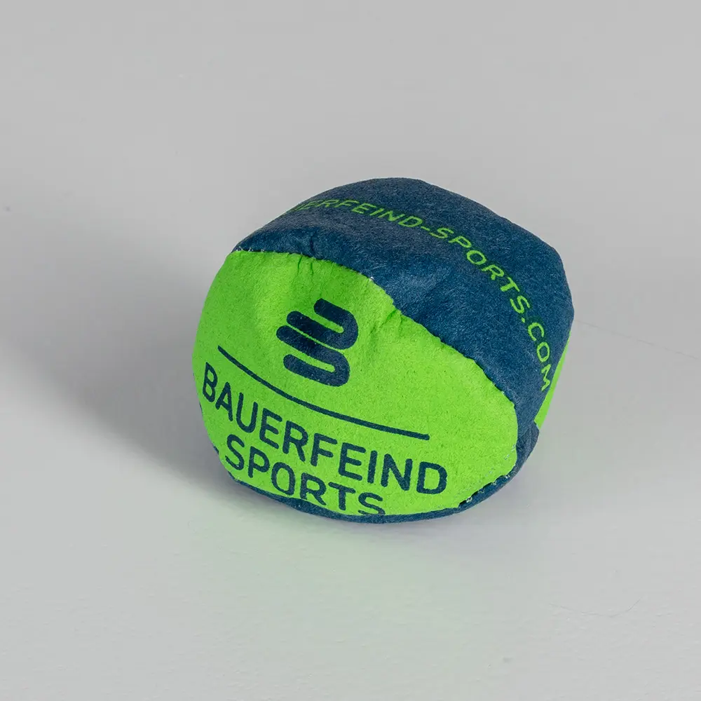 Kleine bal in de studio Studio-opname van een kleine Bauerfeind Sports bal, felgroen en blauw.