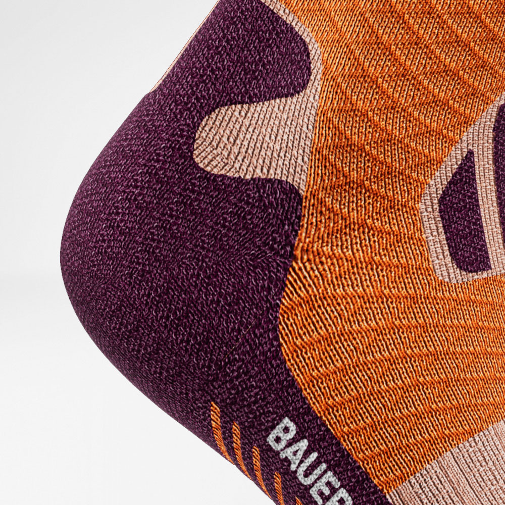 Central Trail Runrun Running Socks Purple-Orange Detail Heel Protection Gedetailleerde opnamehielbeschermingszone van de paarse oranje medium -lengte trail run - loop sokken