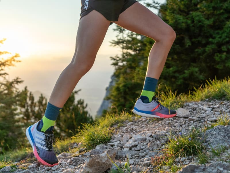 Langer met middellange trail runsokken loopt een berg op