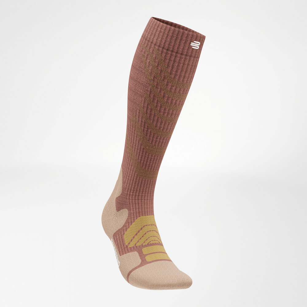 Schuine vooraanzicht van de Merino Outdoor Socks van links. De innovatieve combinatie van merinowol en ergonomisch design maakt ze perfect voor intensieve outdooractiviteiten.
