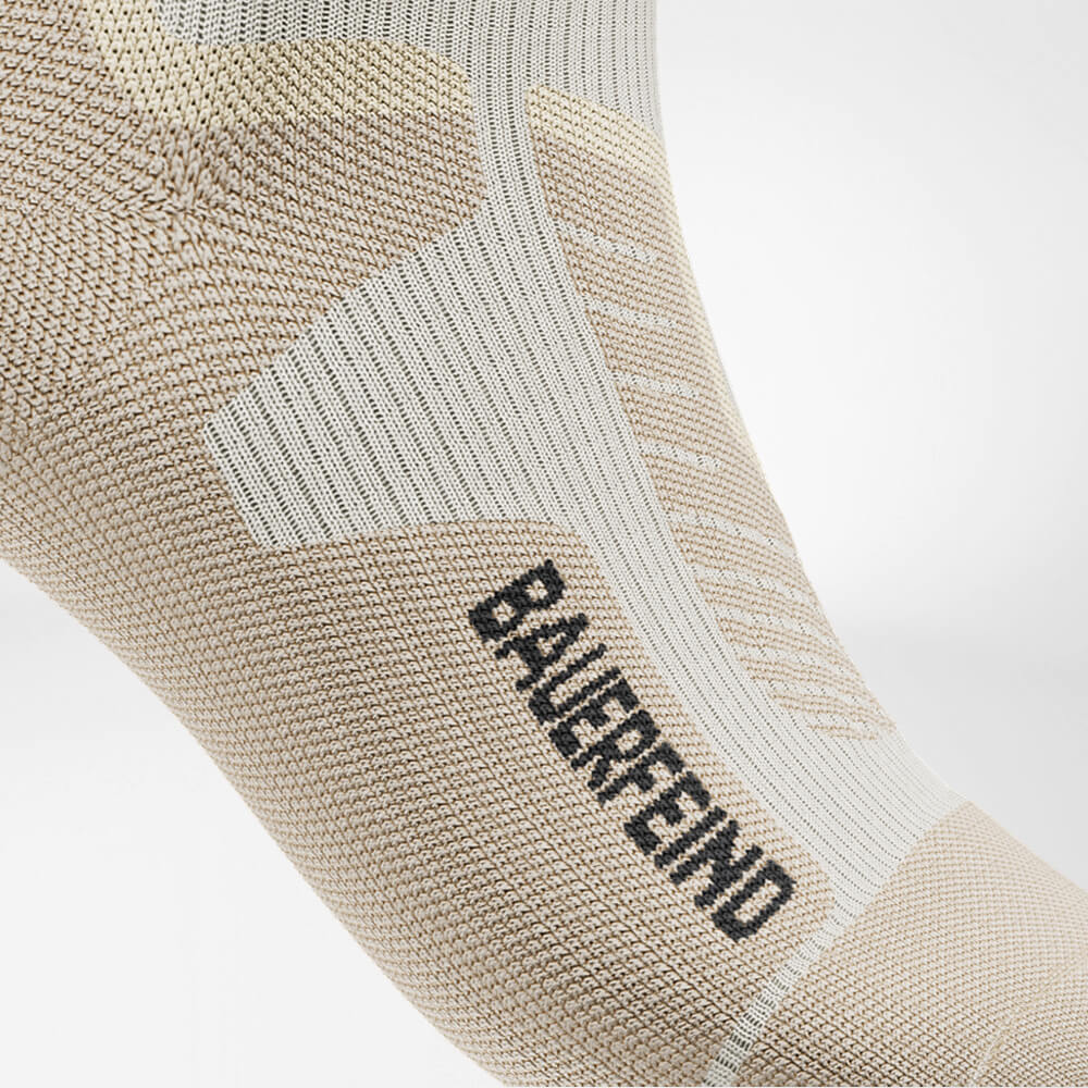 Skisok bergafwaarts met merinowol beige detail Skischoen Comfort Gedetailleerd overzicht op Ski Boot Comfort Zone van de beige sportsokken voor alpineskiën met merinowol