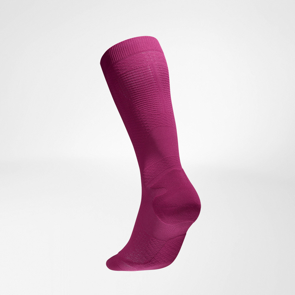 Compressiesokken Sport Ultra -ECHO BERRY Achteruitzicht raar Lateraal achteraanzicht van de roze -gekleurde luchtige gebreide compressiesokken en hardlopen