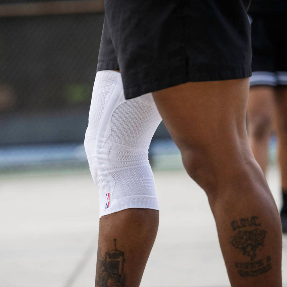 Fragment uit een basketbalspeler met een witte knieband met NBA -logo