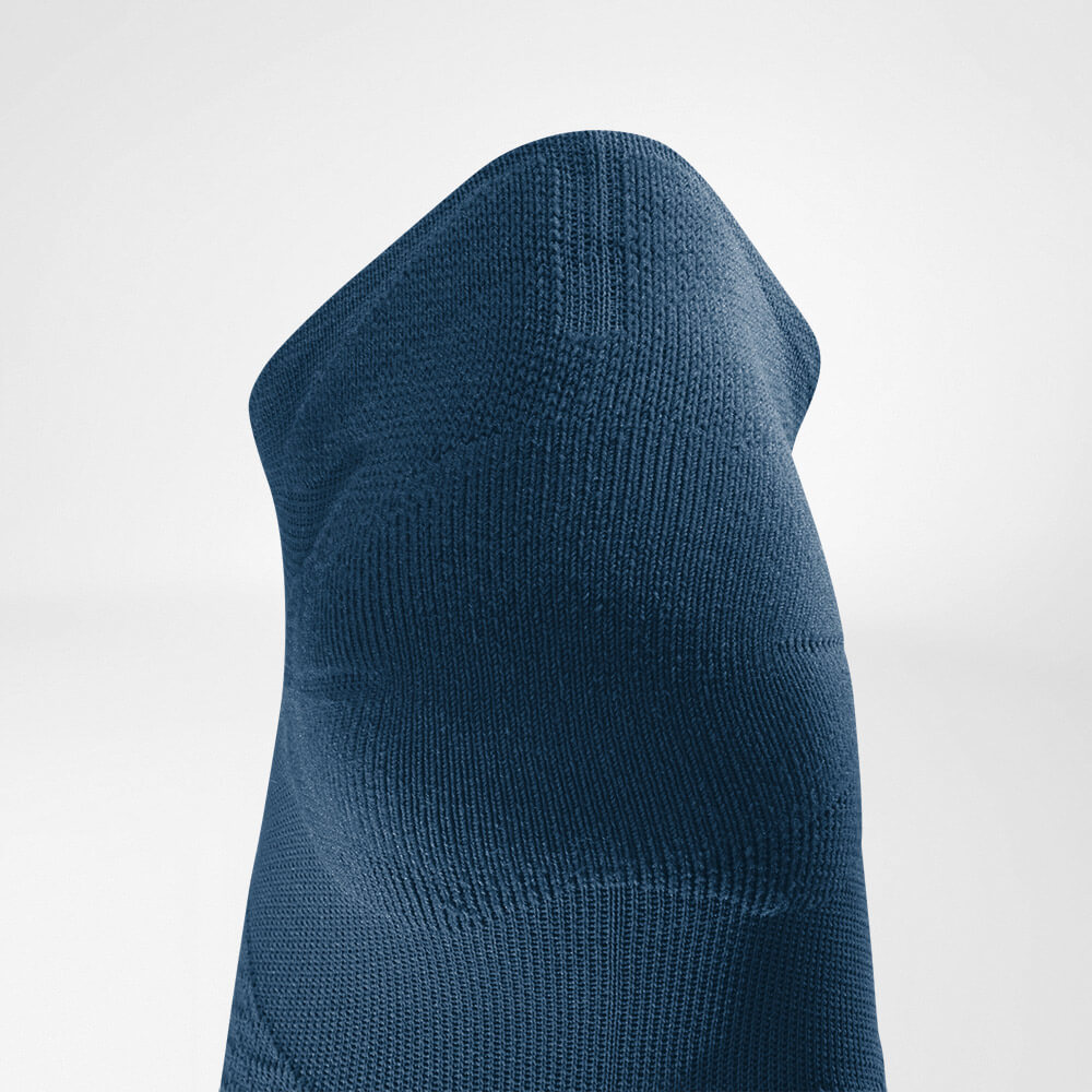 Kurze Sportsocken ultraleicht navy Detail Heel Protection Detailansicht des Achillessehnenschutzbereiches der dunkelblauen kurzen leichten Laufsocke