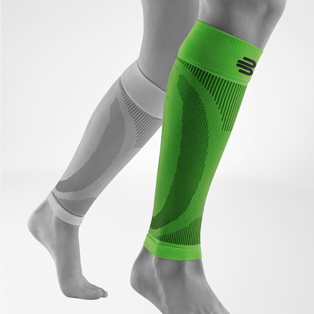 Volledig uitzicht op de groene lagere benen sportmouwen op het gestileerde grijze been