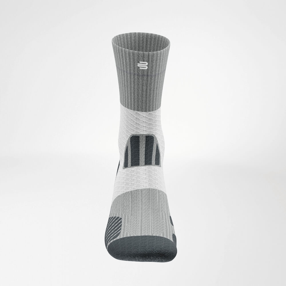 Central Trail Runrun Running Socks grijs-wit vooraanzicht Vooruitzicht van de voorkant van de grijze -of -range middelgrote Trail Run -Running Socks