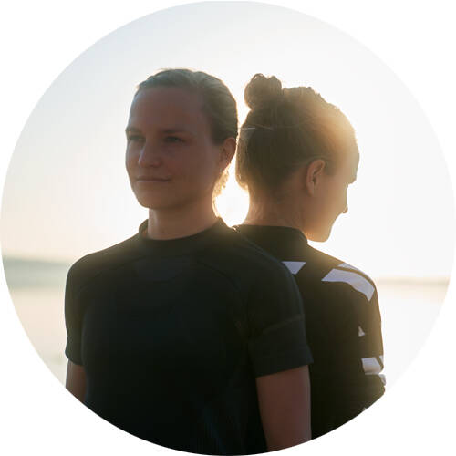 De "Marathon Twins" Anna en Lisa Hahner Long -afstandlopers Anna en Lisa staan terug op terug voor een portret van ronde beeldsectie