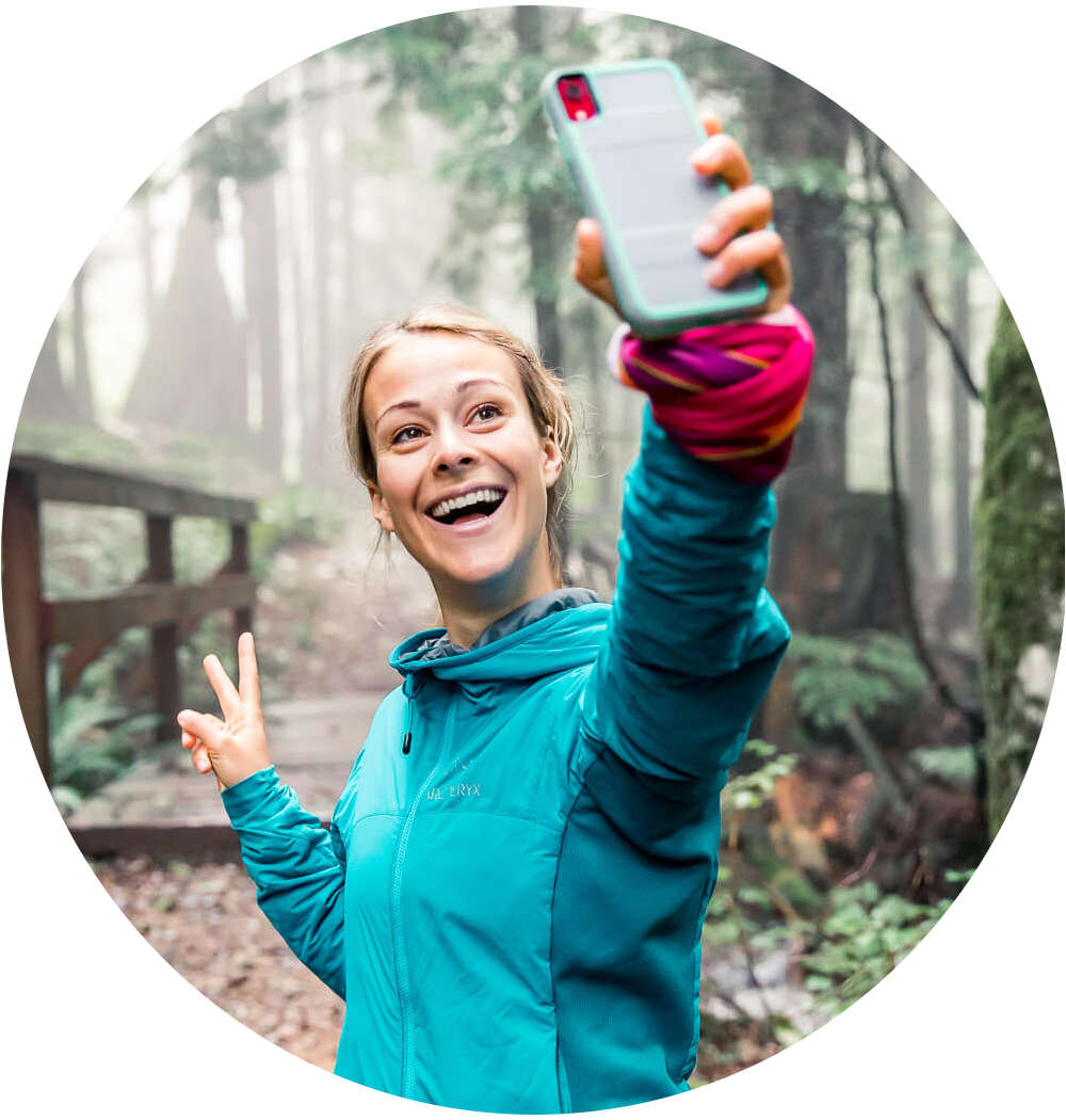 Rond afbeelding van influencer Hailey van Dyk bij een selfie in het bos