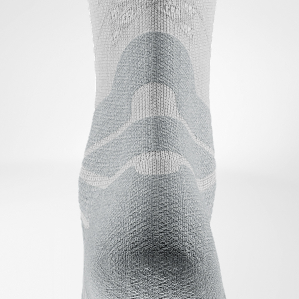 Detail van het Achilles-comfortkussen van de witte Run Performance Socks, voor verlichting van de achillespees.
