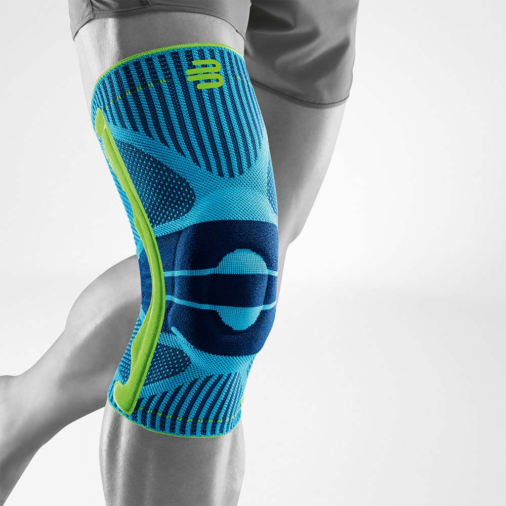 Voltooiing van een Rivera-gekleurde knieband voor sport op het gestileerde grijze been