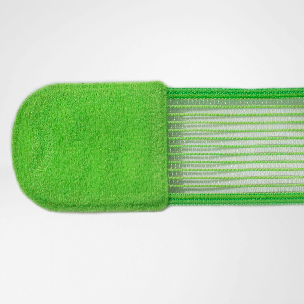 Gedetailleerd beeld van de groene taping van het enkelband met een focus op het sluitelement