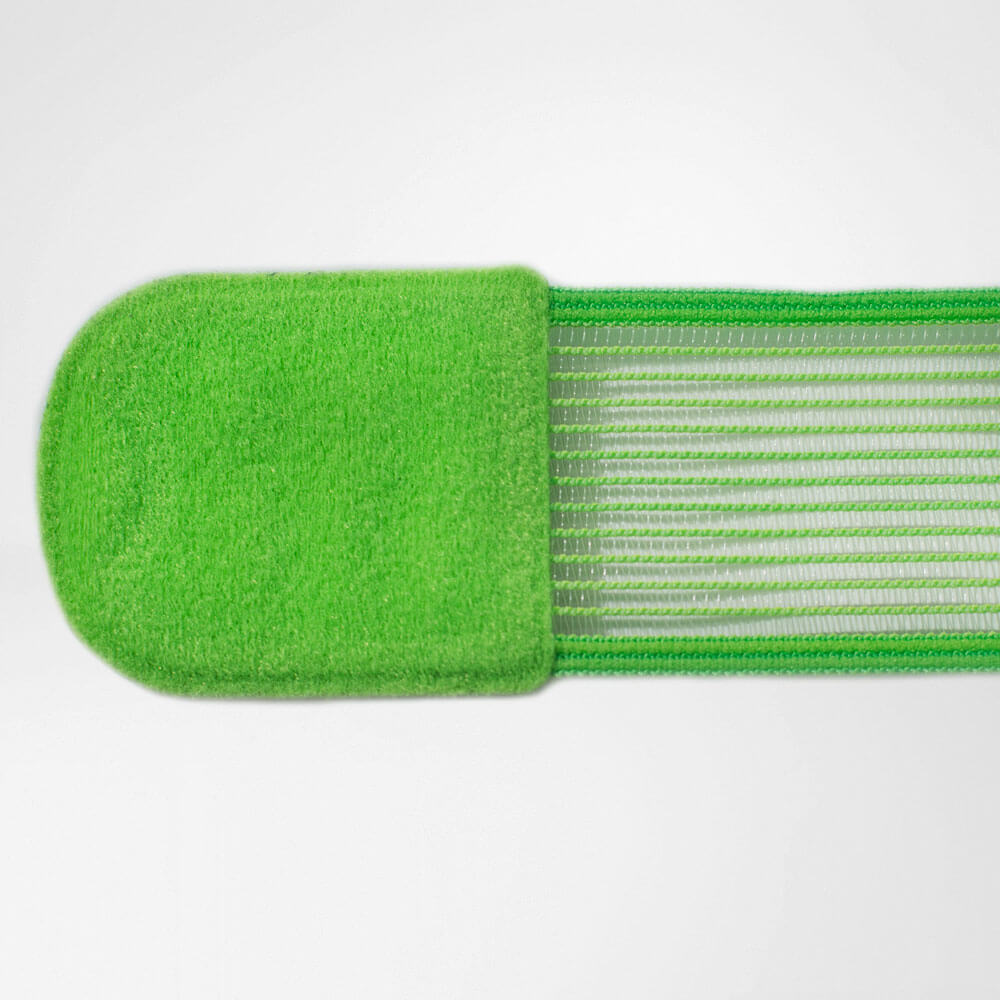 Enkelbanddetail taping riem Gedetailleerd beeld van de groene taping van het enkelband met een focus op het sluitelement