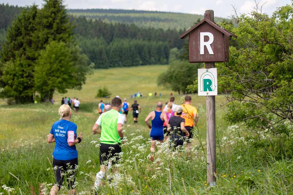 Lopers van de racenbaan lopen door de natuur