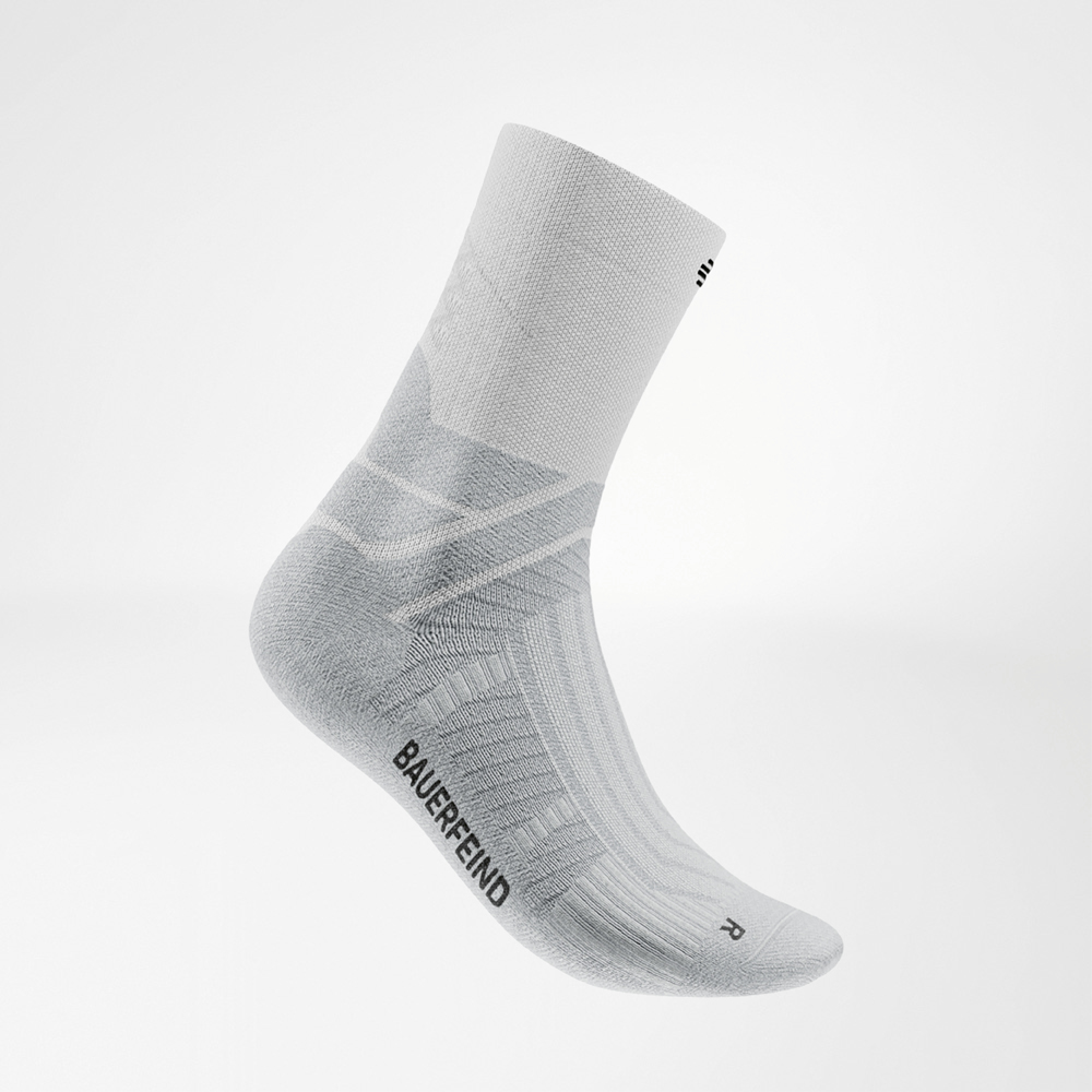 Gedetailleerde zijaanzicht van een witte Bauerfeind Run Performance Midcut sok met zichtbare zonestructuren en zwart logo.