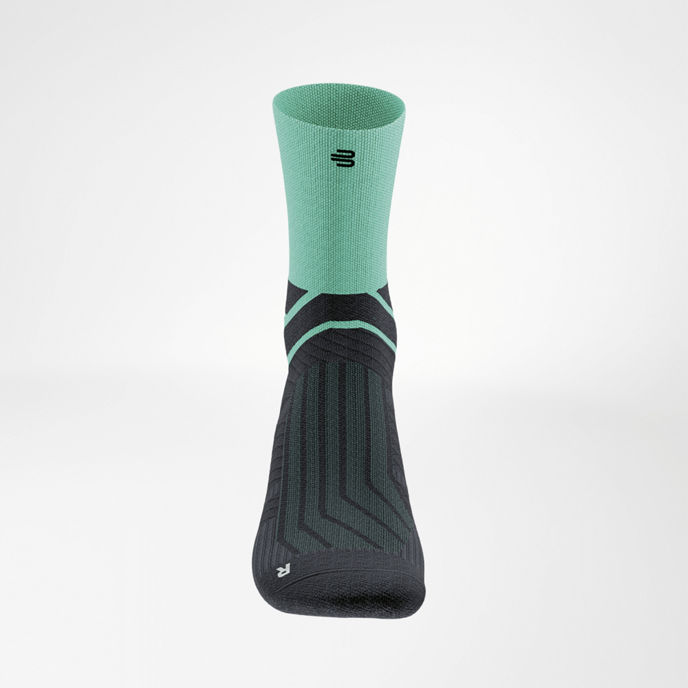 Vooraanzicht van de Run Performance Midcut Socks in mintgroen met zwart voetgedeelte en functionele zones voor loopcomfort en stabiliteit.