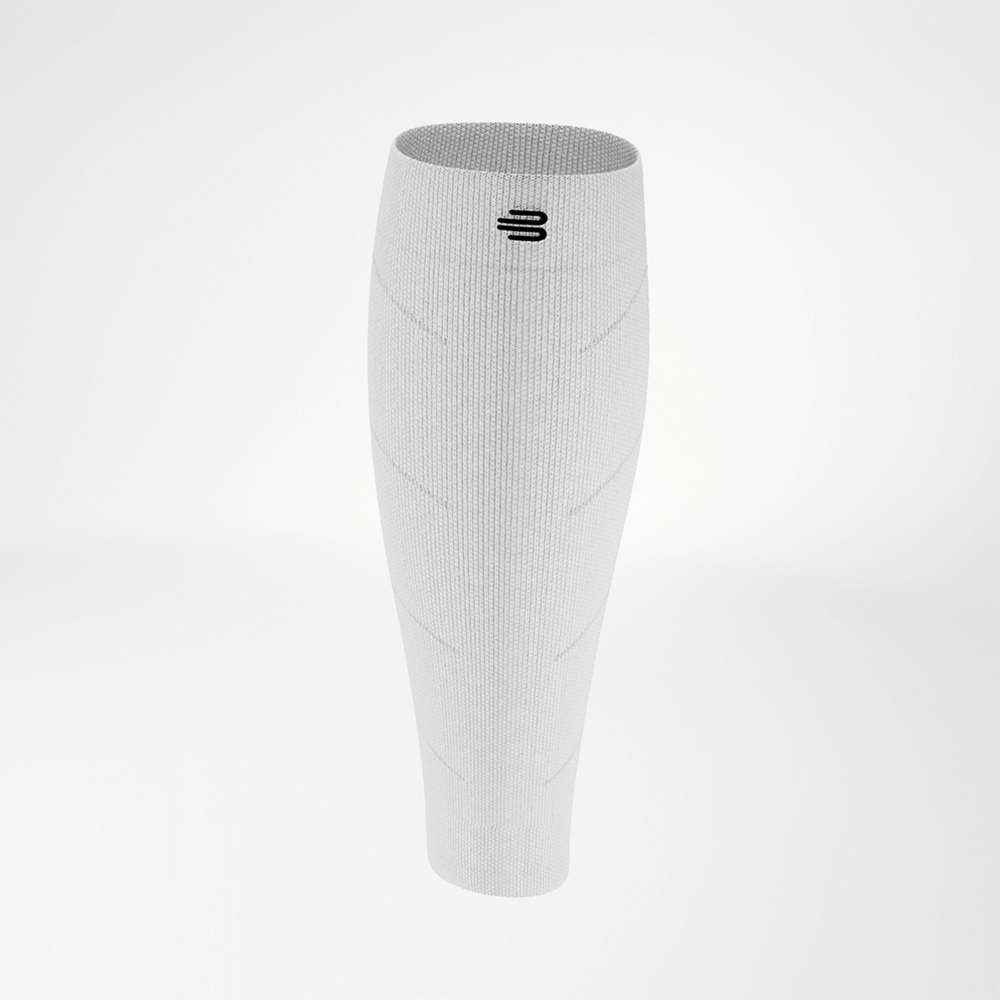 Witte compressiesleeve voor de kuit in zijaanzicht, met duidelijk zichtbaar fijn breisel en elastische pasvorm, zorgt voor stabiliteit en energie tijdens het hardlopen.