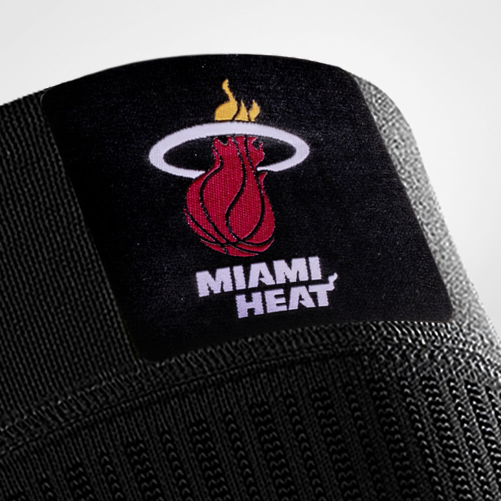Fokus Miami Heat -logo op de kniehoes NBA