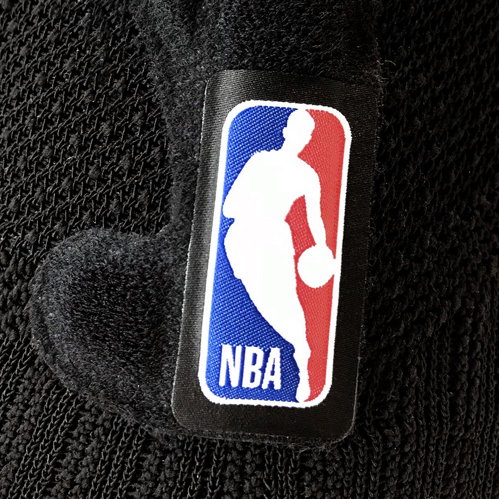 Close -up van de NBA -logo's op de Black Sports Knee Support NBA