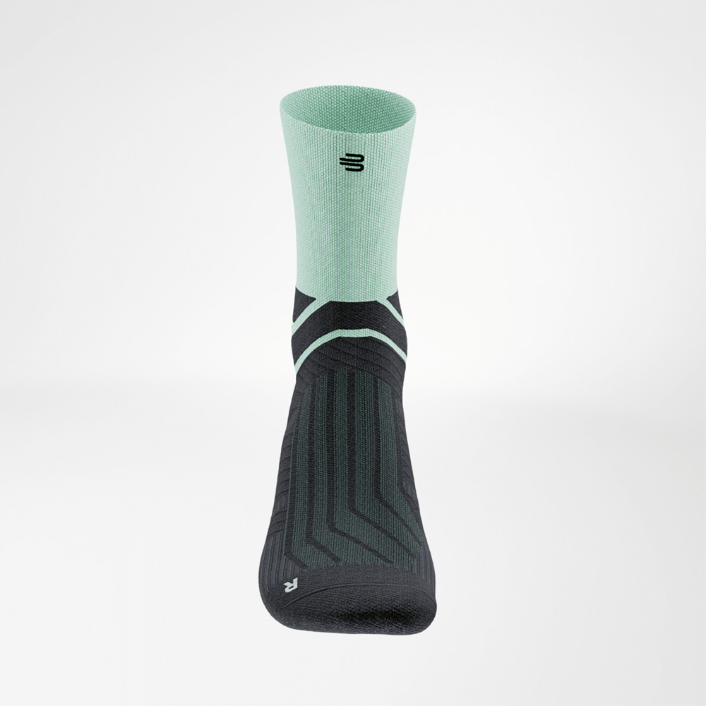 Vooraanzicht van een groen-zwarte Run Performance Midcut sok met contrasterend design en sportieve uitstraling.