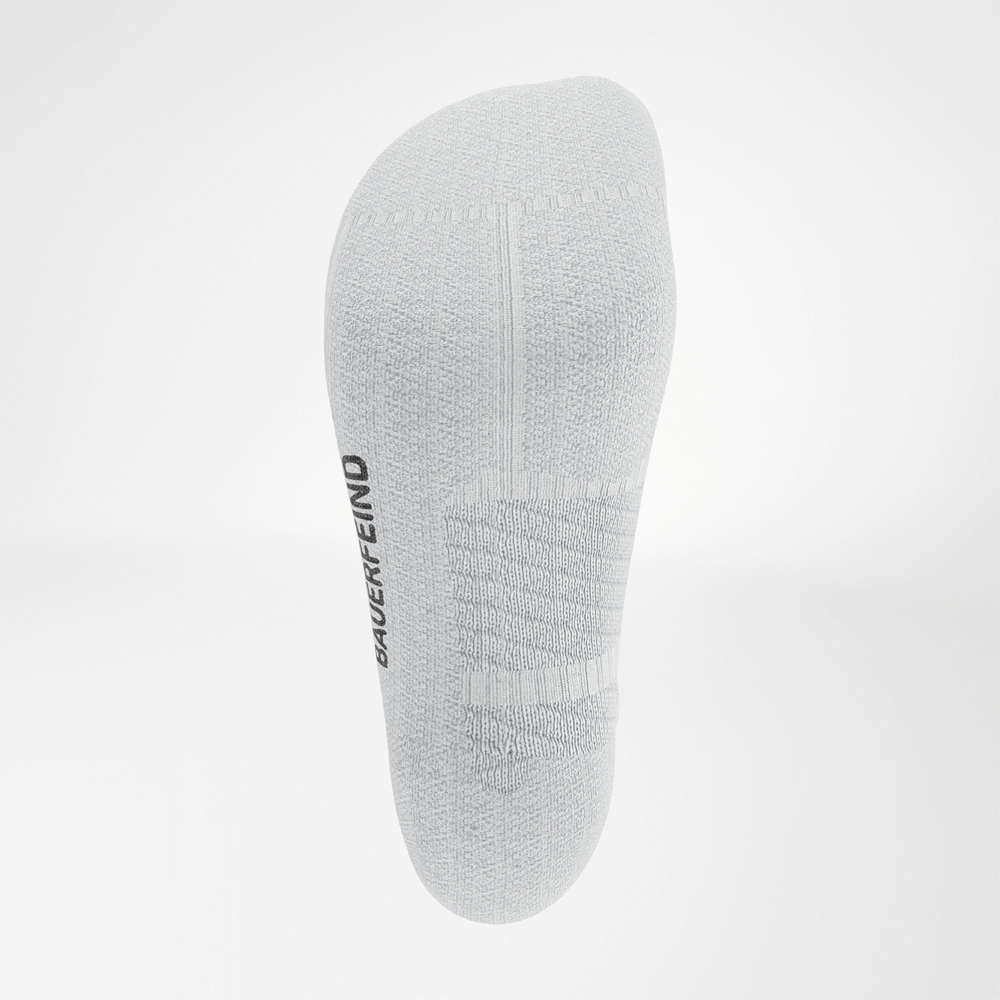 Zool met compressiezones Onderzijde van de witte Run Performance Low Cut Socks van Bauerfeind met zichtbare comfort- en compressiezones rond de middenvoet.