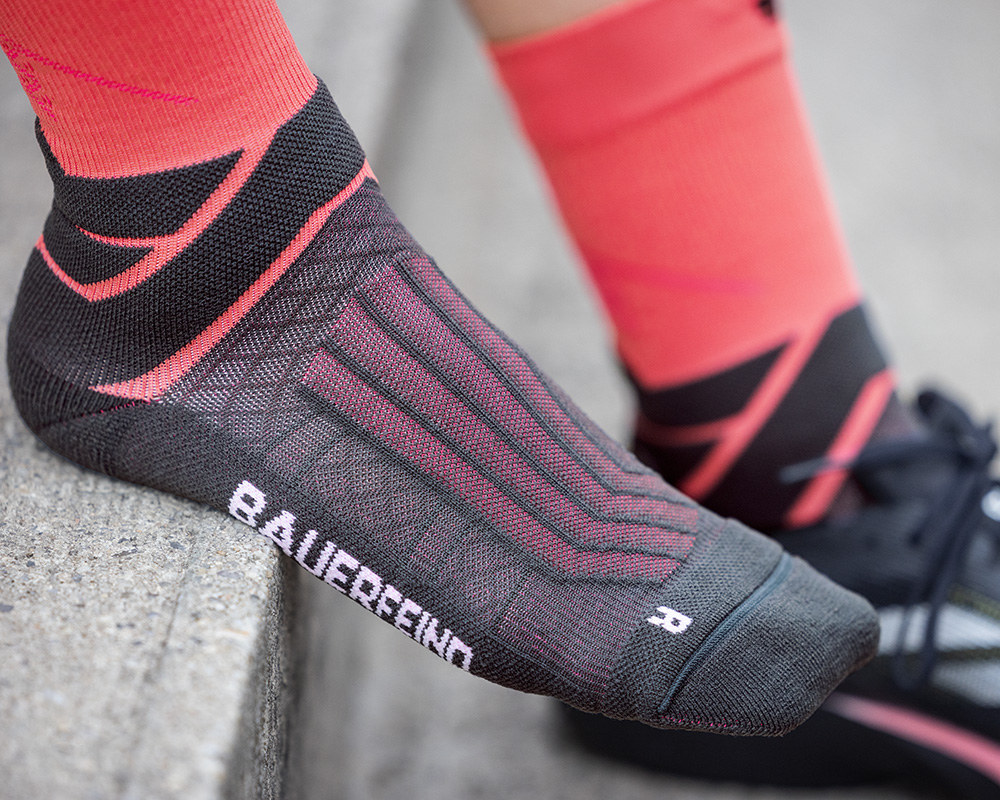 Man met grijsblauwe loopsokken sokken zijn hardloopschoenen