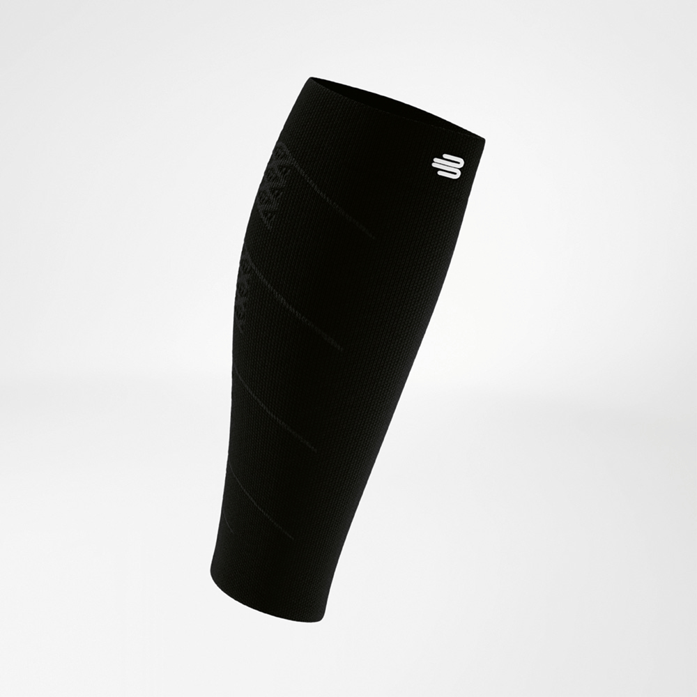 Volledig zicht op een zwarte compressiesleeve, minimalistisch design met logo en functionele stof voor betrouwbare ondersteuning.