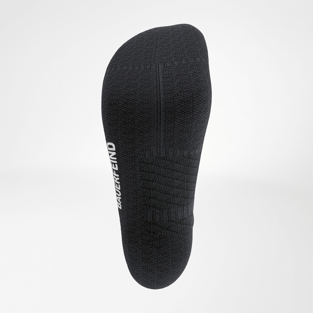 Gestructureerde zool Detailed underside view of the black Run Performance Low Cut Socks by Bauerfeind with a textured sole supporting the foot arches.