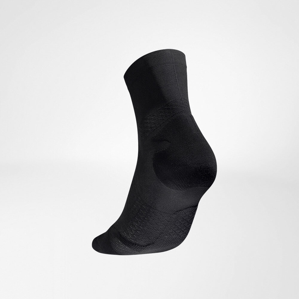 Mittellange Sportsocken ultraleicht black Hinteransicht schräg Seitliche Rückansicht der schwarzen mittellangen luftig gestrickten Laufsocken